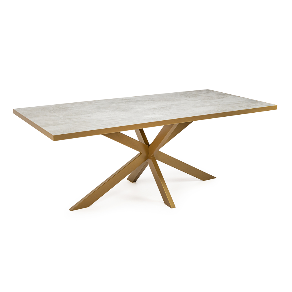 Rechthoekige eettafel met lichtgrijs blad en goudkleurig kruispootontwerp op witte achtergrond.